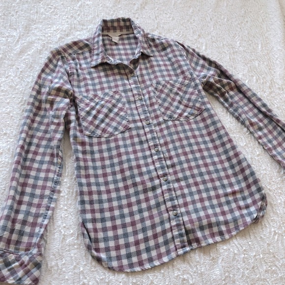 Forever 21 Tops - Forever 21 checked button down shirt size small purple gray.